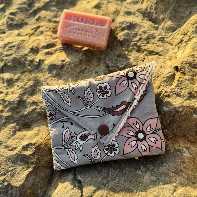 Pochette savon fleur gris