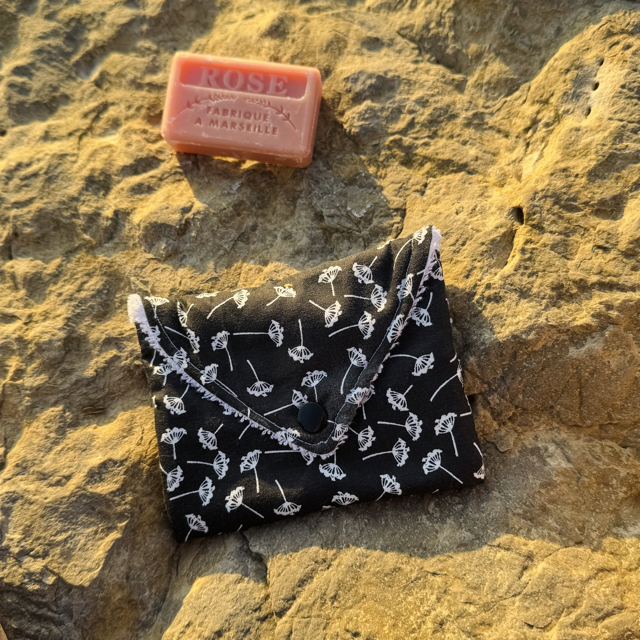 Pochette savon fleur noir