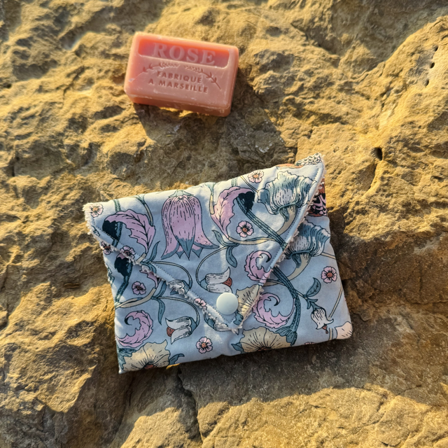 Pochette savon fleur bleu